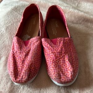 TOMS Alpagarta 9 Geometric Pink Slippers